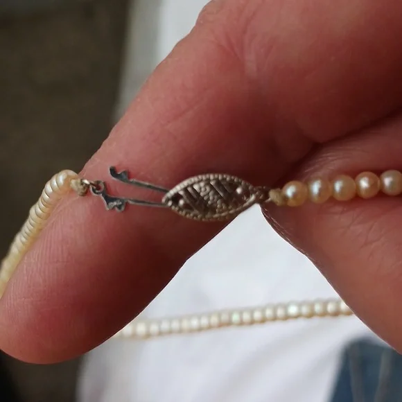 Vintage Set of Graduating Pearl Necklace and Earrings In Cream Case - Picture 4 of 4